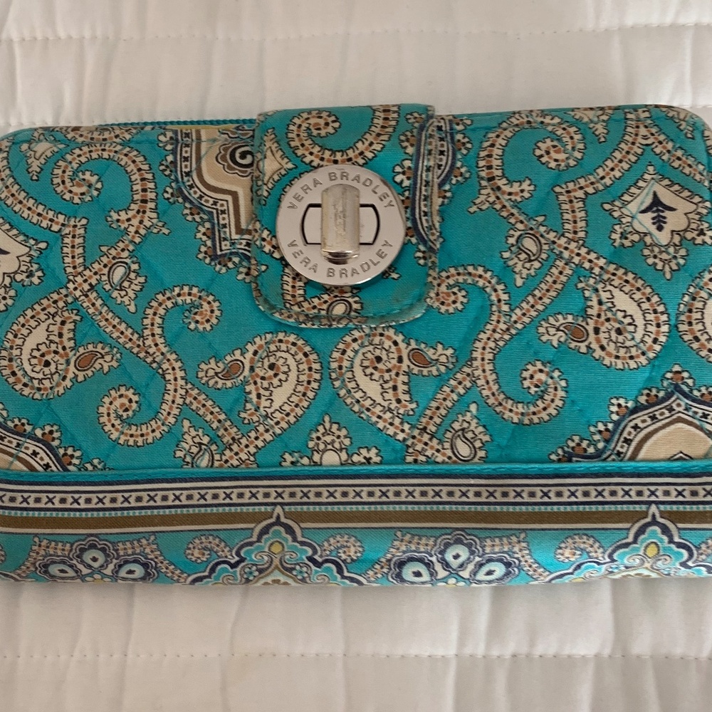 VERA BRADLEY Turnlock Wallet